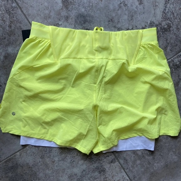 Lululemon Vented Tennis Short Men’s Size LARGE Electric Lemon GOLF RUNNING NEW - Picture 2 of 3